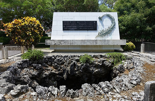 ひめゆりの塔と伊原第三外科壕の写真